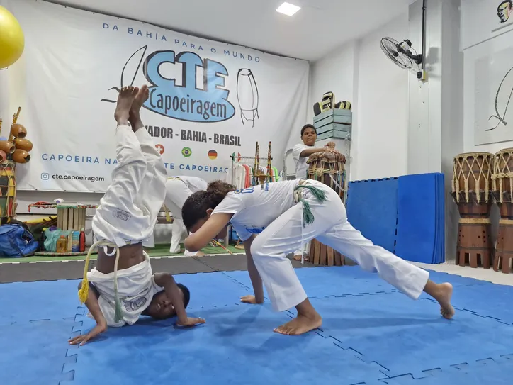 A aluna Brilho praticando capoeira