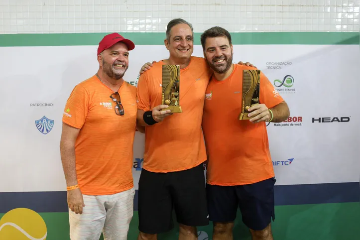 Adriano Hasselmann, presidente da AAB (à esq.), Marcelo Tavares (centro) e José Valber Filho