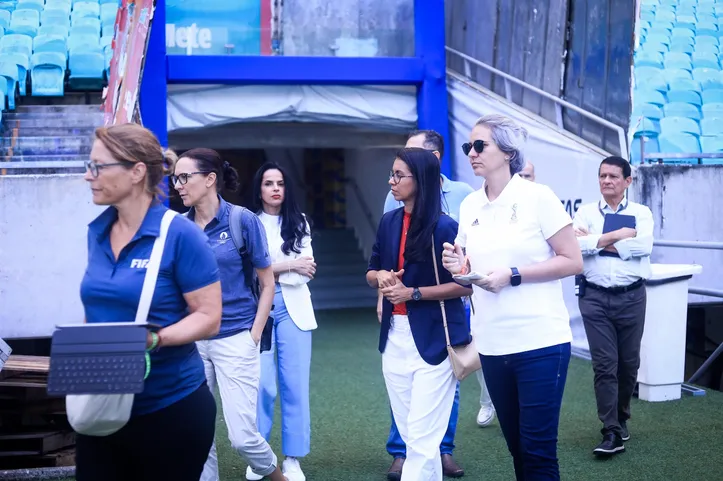 Equipe da Fifa vistoria o gramado da Arena Fonte Nova