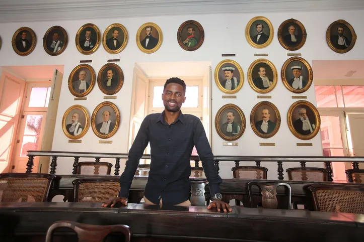 Jovem refugiado em Salvador  ingressou na UFBA por meio das cotas específicas jovem refugiado em Salvador que ingressou na UFBA por meio das cotas específicas e como isso mudou a vida dele. 
Na foto:  Meneszes Fonseca, 30 anos, cursa medicina
Foto: Olga Leiria / Ag. A TARDE
Data: 22/11/2024