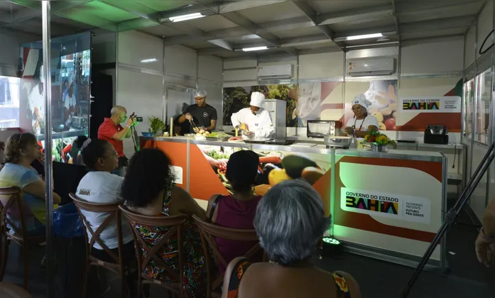 Imagem ilustrativa da imagem Cozinha Show: chefs de cozinha ensinam hambúrguer de sardinha na Fenagro