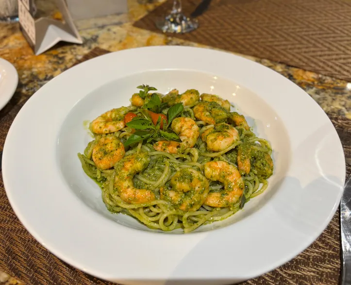 Spaghetti ao molho pesto com camarão Salvador Dali