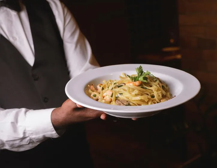 Fettuccine com combinação entre proteínas do mar e proteínas da terra