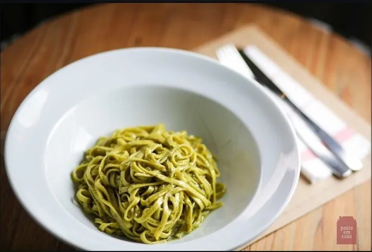 Macarrão ao molho pesto