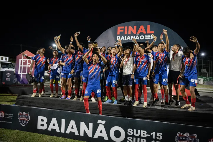 Sub-15 do Bahia comemorando