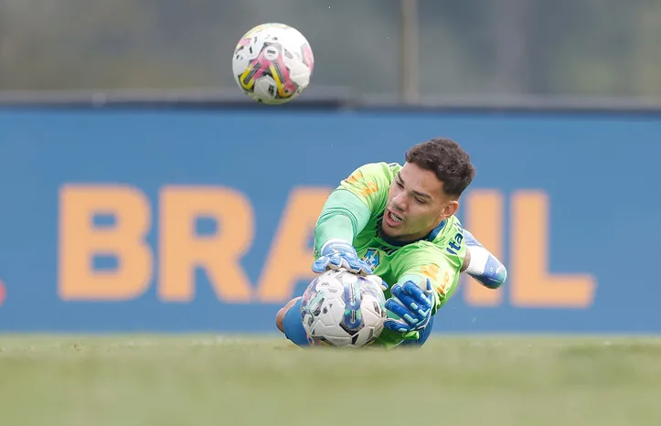 Ederson durante treino da Seleção Brasileira