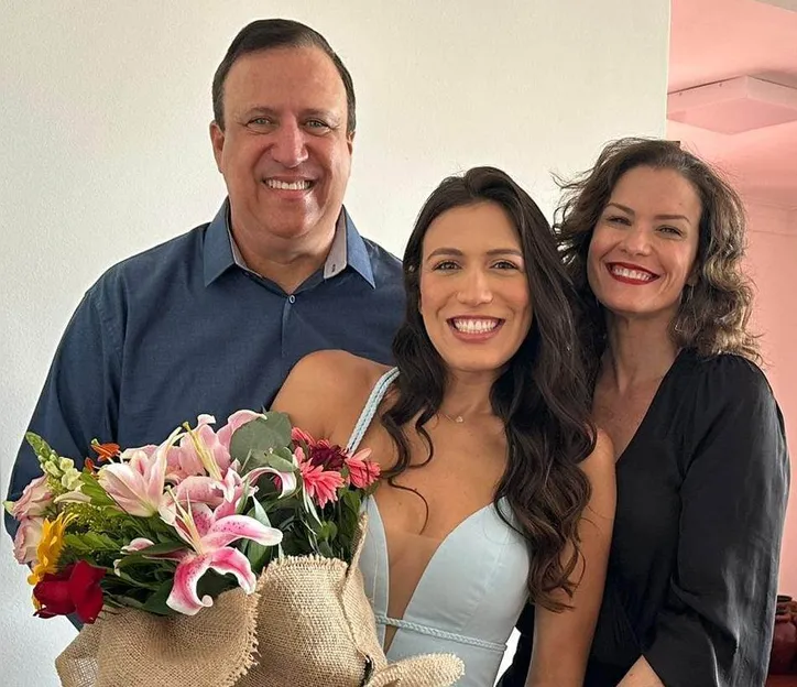 Maria Eduarda celebra formatura ao lado dos pais, Paulo e Andrea