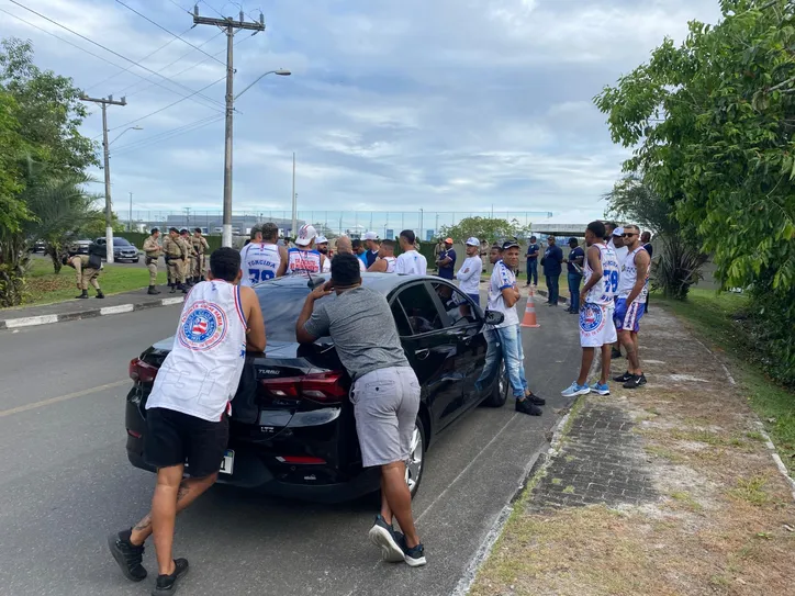 Torcedores do Bahia em frente ao CT Evaristo de Macedo