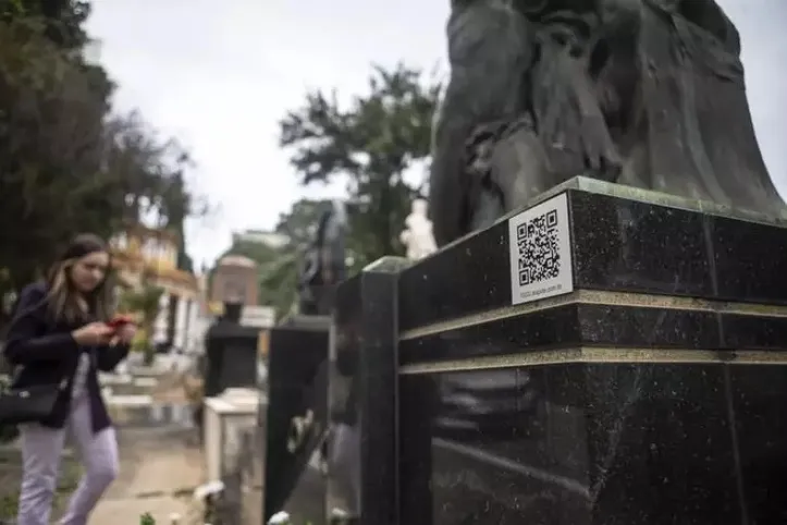 Alguns cemitérios mais modernos usam QRCode nas gavetas, agregando um elemento digital ao serviço.