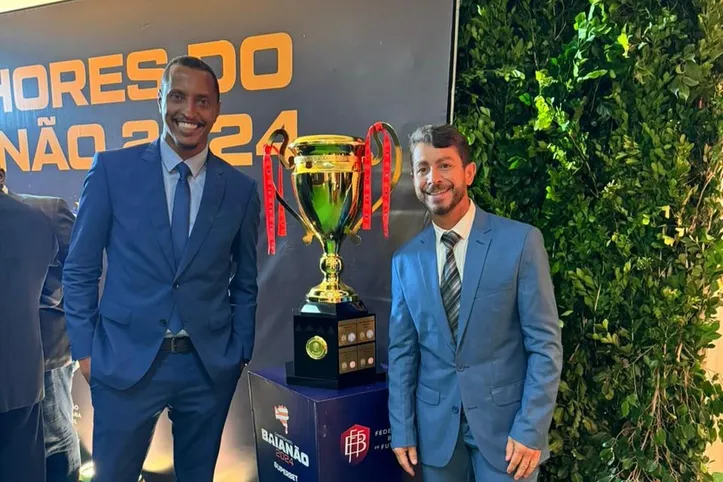 André Santos (à esq.) posa lado do troféu do Campeonato Baiano de 2024