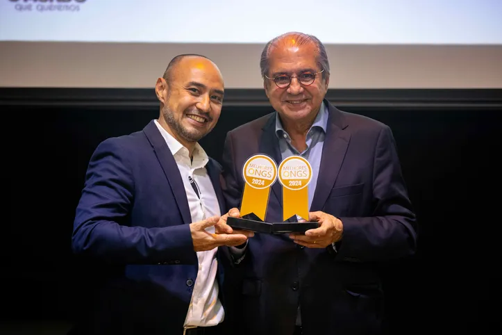 Roberto Sá Menezes representa o GACC-BA em premiação em Sampa