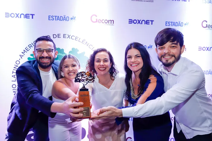 Priscilla de Caires e a equipe da Bracell na entrega da premiação