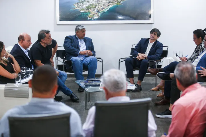 Chefe de gabinete da secretaria, Thiago Guedes em reunião com grupo A TARDE e criadores de animais