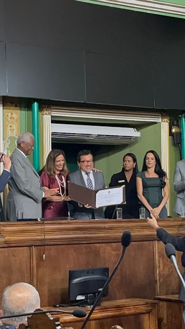 CEO do Bahia, Raul Aguirre recebendo título de cidadão soteropolitano