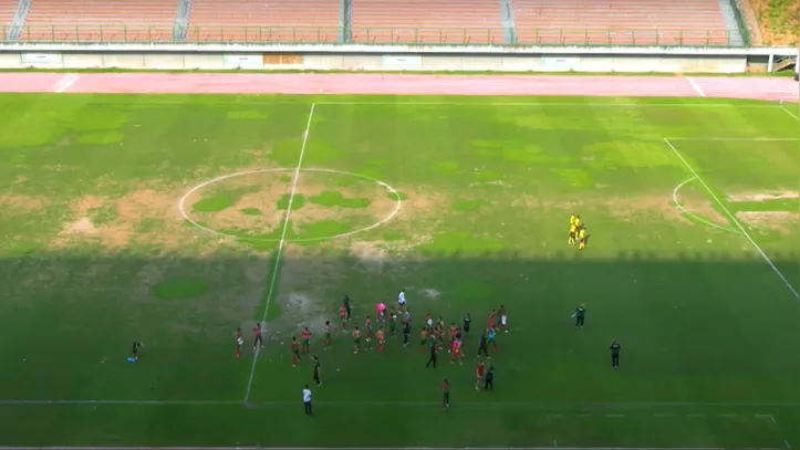 Estado do gramado do Estádio Pituaçu durante partida entre Vitória x Estrela de Março, válida pelo Campeonato Baiano Sub-17