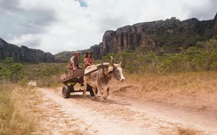 Personagens utilizam carroça para se locomover em 'No Rancho Fundo'