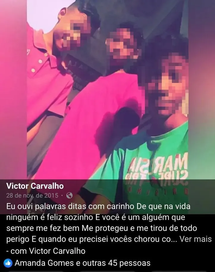 Victor Carvalho (a esquerda, de rosa) foi o responsável por golpear Bruno Ornelas (a direita), com garrafadas