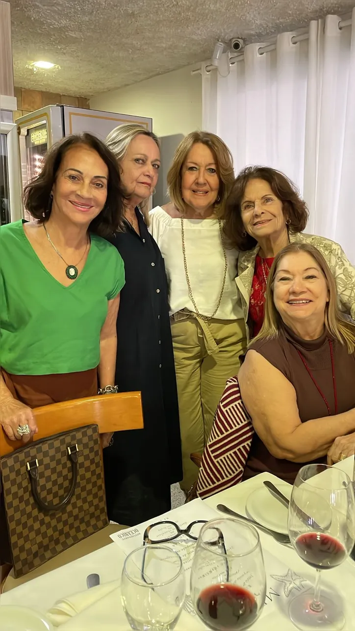 Angela Cardoso celebra níver cercada por amigas