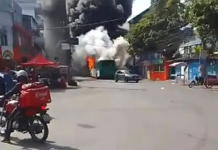 Um ônibus foi incendiado na tarde desta quarta