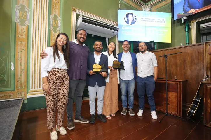 Equipe de A TARDE ao lado dos premiados