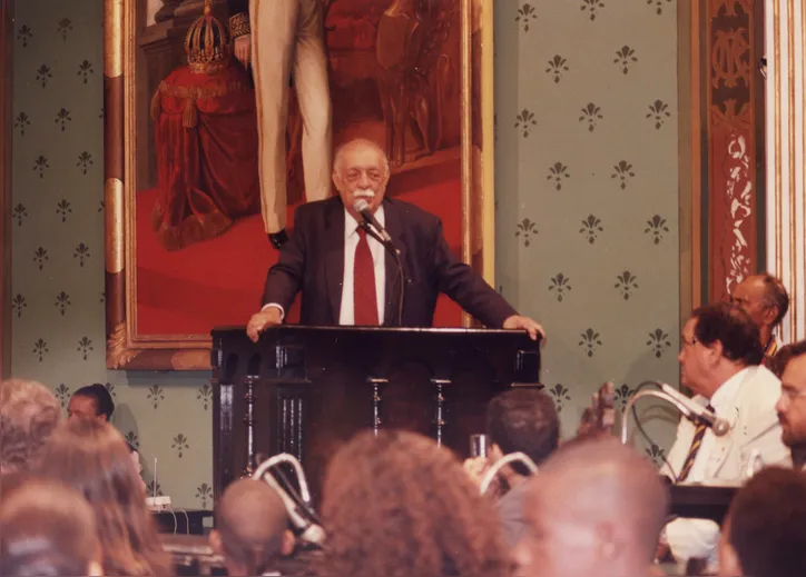 Professor Cid Teixeira, historiador e pesquisador baiano, em conferência pelo aniversário da Câmara Municipal de Salvador