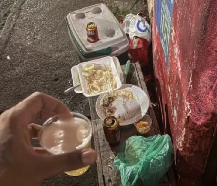 O cantor foi filmado por fãs enquanto saboreava um lanche na calçada com os amigos