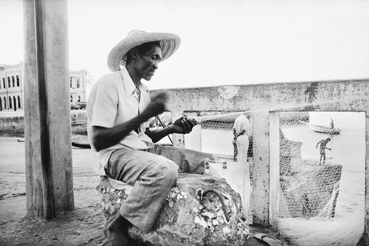 PESCADOR NA RAMPA DO MERCADO MODELO, Salvador, BA, 1976