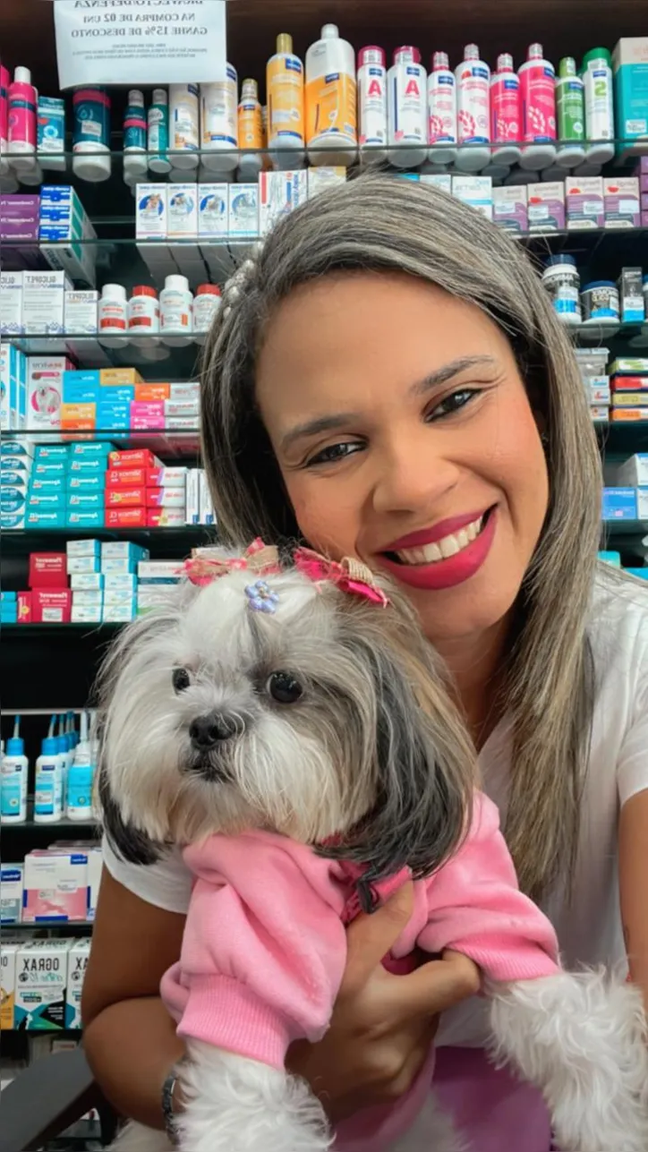 A estudante Lorena Souza com sua pet Meg