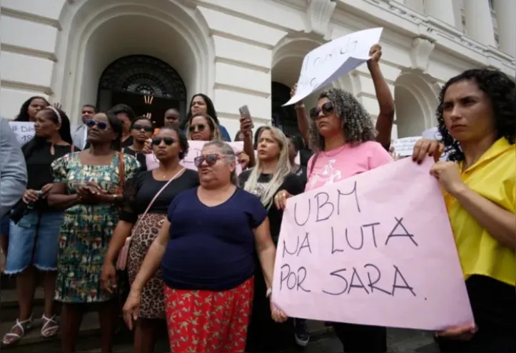 Familiares de Sara Mariano em protesto no Fórum Ruy Barbosa