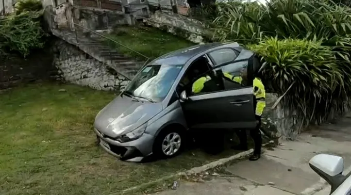 Carro ficou com parte traseira suspensa.