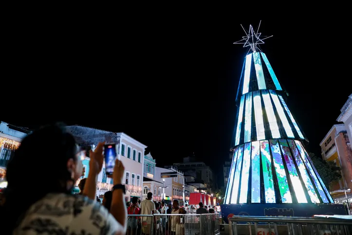 Natal de Salvador tem árvore e presépio gigantes