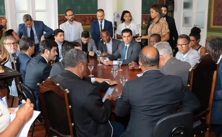 Vereador durante reunião do colégio de líderes