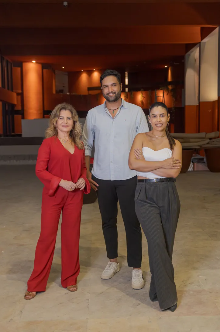 Raiza, Rodrigo e Graça Valadares em noite de luxo e tradição