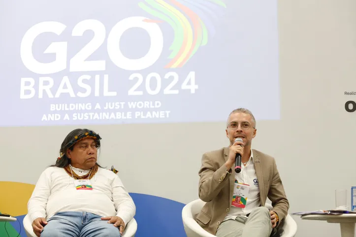 Daniel Munduruku ouve Bruno Monteiro durante painel no GT de Cultura do G20