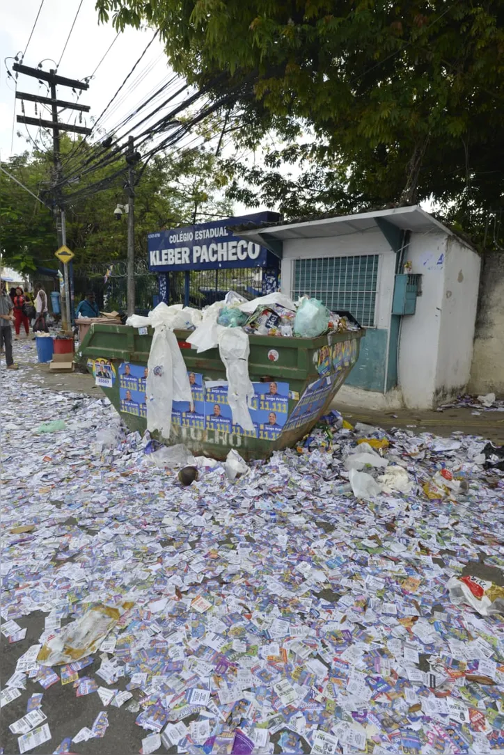 Desde as primeiras horas do domingo, 6, já era possível ver um mar de santinhos nas ruas de Salvador