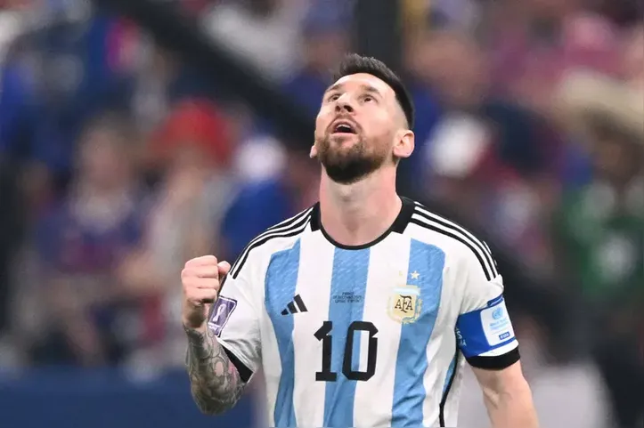 Lionel Messi defendendo a Argentina durante a Copa do Mundo de 2022