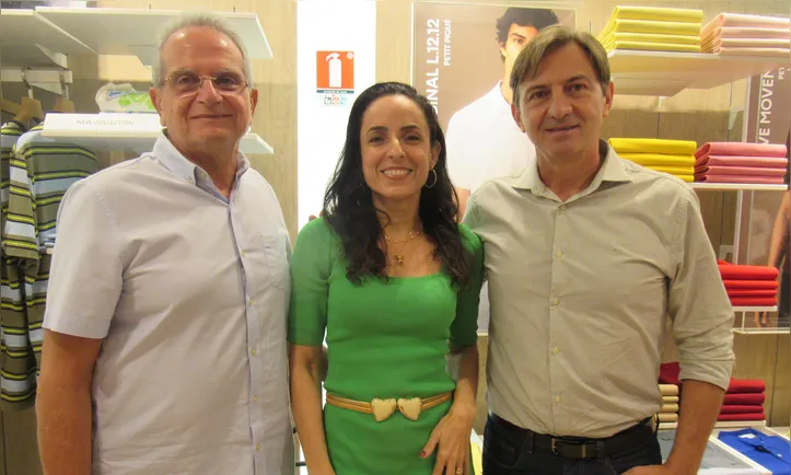 Tony Tawil, Karina Brito e André Podhorodeski na reabertura da Lacoste no Barra