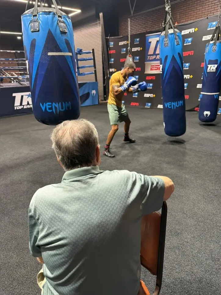 Brasileiro sendo observado por Cutman Miguel Diaz, Boxing Hall of Fame, que já treinou 33 campeões mundiais de boxe