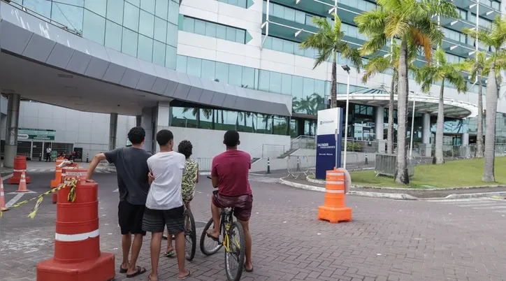 Garotos aguardam jogadores da Seleção em hotel de Salvador