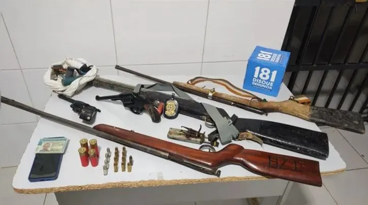 Polícia Civil apreendeu no local três armas de fogo de fabricação caseira, incluindo uma calibre 12 e um revólver calibre 38, além de munições e documentos falsos