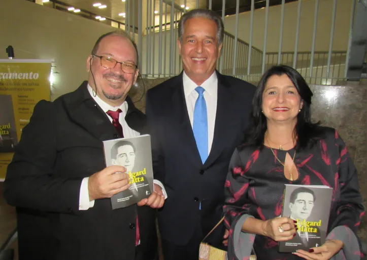 Alfredo Eurico Rodrigues Matta, o desembargador Abelardo da Matta Neto e Christiane Bruni em dia de lançamento