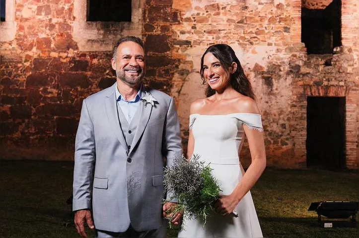 Anna Cajueiro e Michel Reis celebram casamento no Castelo Garcia D’Ávila