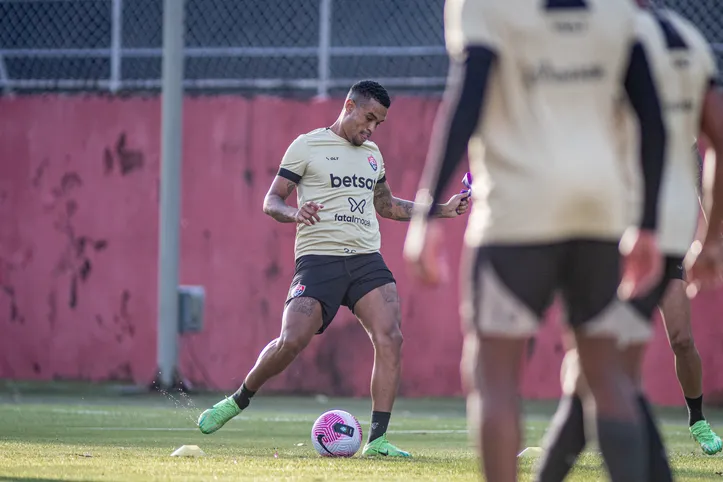 Alerrandro, atacante do Vitória, em treino no CT Manoel Pontes Tanajura