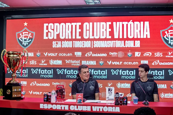 Fábio Mota e o executivo de futebol Manequinha em entrevista coletiva na última segunda