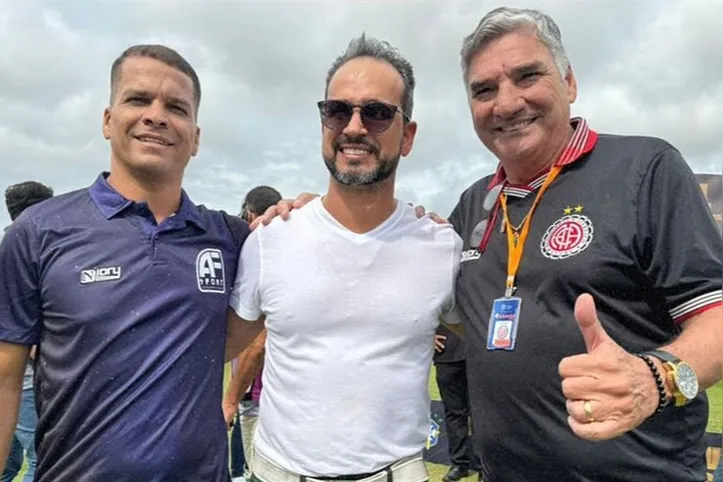 Armando Filho (à esq.) ao lado de Ricardo Lima, presidente da FBF e Albino Leite (à dir.), presidente do Atlético