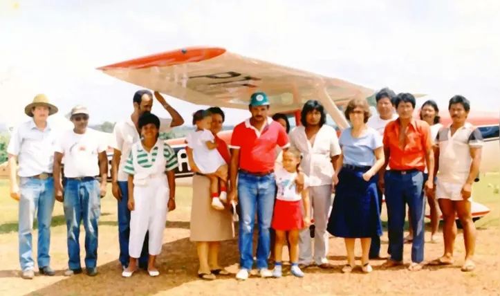 Eunice Paiva na saída da aldeia São José, na Terra Indígena Krikati, no Maranhão (1985)