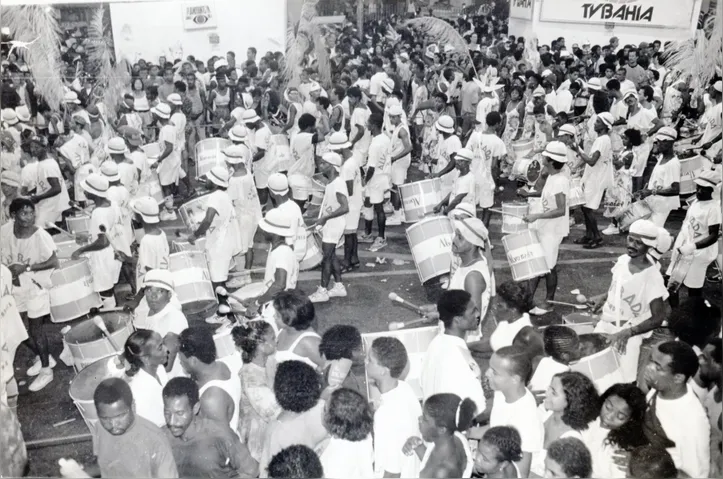 Desfile do Alvorada no Carnaval de 1994, com a ala da percussão de chão