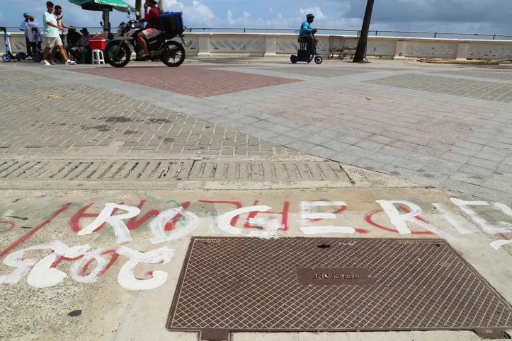 Imagem ilustrativa da imagem Ambulantes são detidos após pichar chão no circuito do carnaval