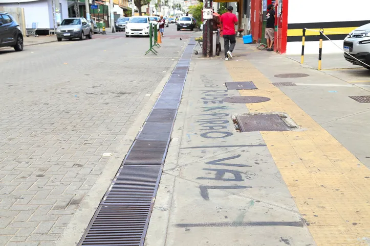 Imagem ilustrativa da imagem Ambulantes são detidos após pichar chão no circuito do carnaval