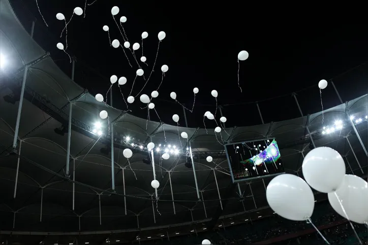 Bolas brancas utilizadas durante a homenagem